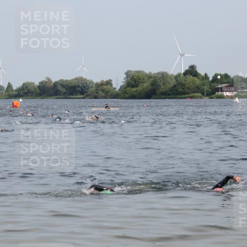 15.06.2025 - 27. Vierlanden-Triathlon Lena Gebhardt http://msf.ph/oto/8004932 15.06.2025 10:02:26 Schwimmen  meine-sportfotos.de