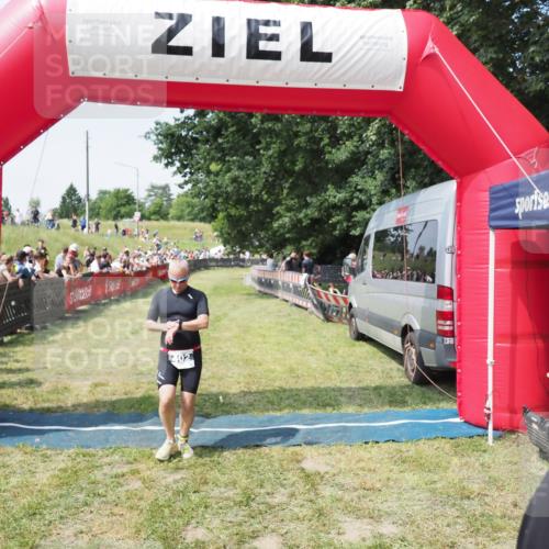 21.06.2025 - 27. Vierlanden-Triathlon MichiJ http://msf.ph/oto/8004933 15.06.2026 11:29:44 Ziel 402 meine-sportfotos.de