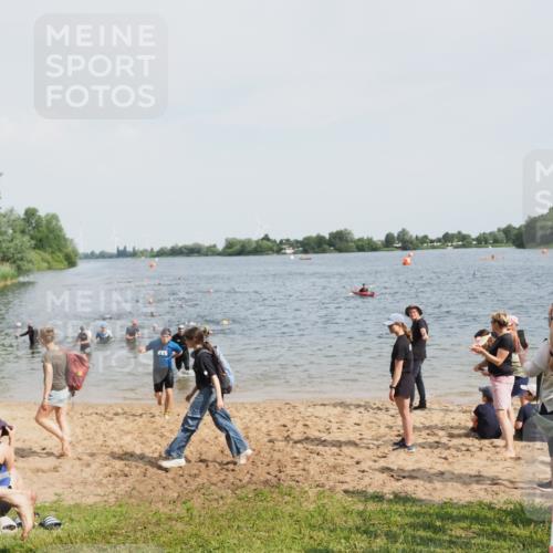21.06.2025 - 27. Vierlanden-Triathlon MichiJ http://msf.ph/oto/8004936 15.06.2026 10:06:31 Schwimmen 394, 434, 440 meine-sportfotos.de