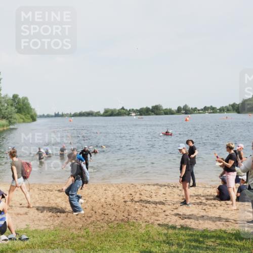 21.06.2025 - 27. Vierlanden-Triathlon MichiJ http://msf.ph/oto/8004944 15.06.2026 10:06:31 Schwimmen 394, 434, 440 meine-sportfotos.de