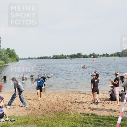 21.06.2025 - 27. Vierlanden-Triathlon MichiJ http://msf.ph/oto/8004951 15.06.2026 10:06:31 Schwimmen 394, 434, 440 meine-sportfotos.de