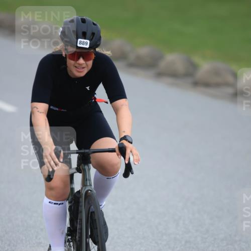 21.06.2025 - 27. Vierlanden-Triathlon H.Heesch http://msf.ph/oto/8004957 15.06.2025 12:52:43 Radfahren 889 meine-sportfotos.de