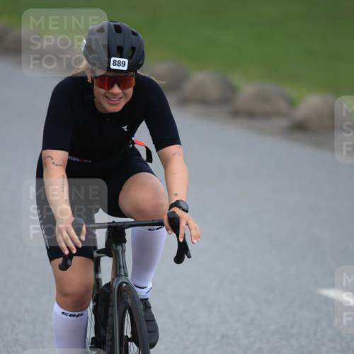21.06.2025 - 27. Vierlanden-Triathlon H.Heesch http://msf.ph/oto/8004973 15.06.2025 12:52:43 Radfahren 889 meine-sportfotos.de
