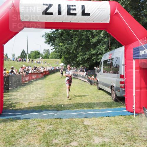 21.06.2025 - 27. Vierlanden-Triathlon MichiJ http://msf.ph/oto/8004975 15.06.2026 11:30:41 Ziel 608 meine-sportfotos.de