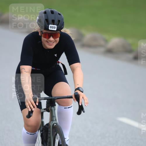 21.06.2025 - 27. Vierlanden-Triathlon H.Heesch http://msf.ph/oto/8004983 15.06.2025 12:52:43 Radfahren 889 meine-sportfotos.de