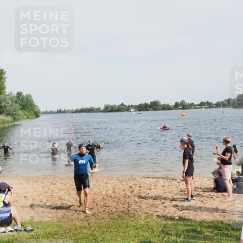 21.06.2025 - 27. Vierlanden-Triathlon MichiJ http://msf.ph/oto/8004985 15.06.2026 10:06:33 Schwimmen 394, 434, 440 meine-sportfotos.de