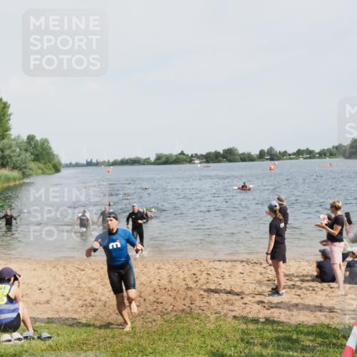 21.06.2025 - 27. Vierlanden-Triathlon MichiJ http://msf.ph/oto/8004991 15.06.2026 10:06:33 Schwimmen 394, 434, 440 meine-sportfotos.de