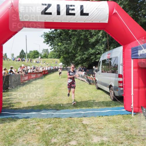 21.06.2025 - 27. Vierlanden-Triathlon MichiJ http://msf.ph/oto/8005004 15.06.2026 11:30:41 Ziel 608 meine-sportfotos.de
