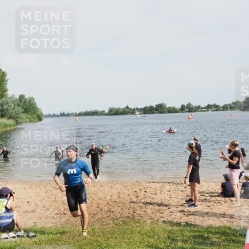 21.06.2025 - 27. Vierlanden-Triathlon MichiJ http://msf.ph/oto/8005005 15.06.2026 10:06:33 Schwimmen 394, 434, 440 meine-sportfotos.de