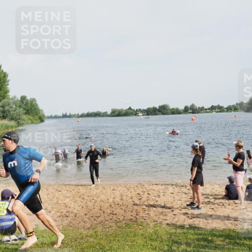 21.06.2025 - 27. Vierlanden-Triathlon MichiJ http://msf.ph/oto/8005015 15.06.2026 10:06:34 Schwimmen 394, 434, 440 meine-sportfotos.de