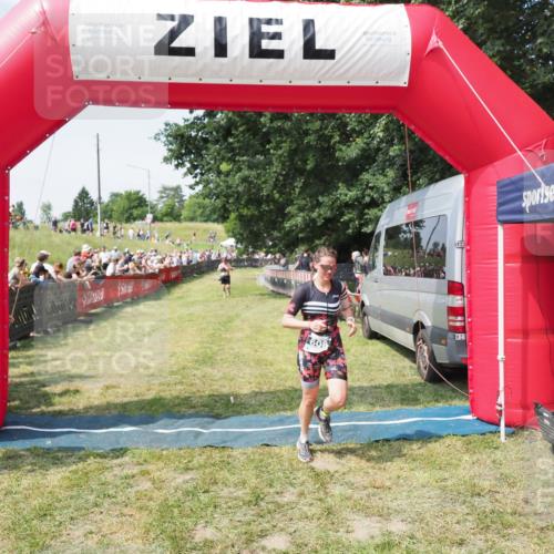 21.06.2025 - 27. Vierlanden-Triathlon MichiJ http://msf.ph/oto/8005027 15.06.2026 11:30:42 Ziel 608 meine-sportfotos.de