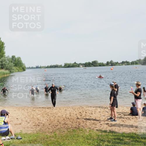 21.06.2025 - 27. Vierlanden-Triathlon MichiJ http://msf.ph/oto/8005030 15.06.2026 10:06:34 Schwimmen 394, 434, 440 meine-sportfotos.de