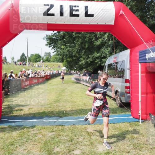 21.06.2025 - 27. Vierlanden-Triathlon MichiJ http://msf.ph/oto/8005042 15.06.2026 11:30:42 Ziel 608 meine-sportfotos.de