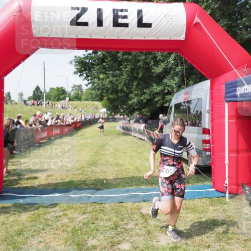 21.06.2025 - 27. Vierlanden-Triathlon MichiJ http://msf.ph/oto/8005046 15.06.2026 11:30:42 Ziel 608 meine-sportfotos.de