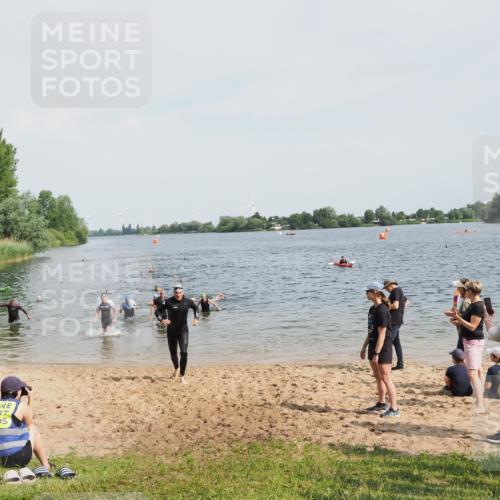 21.06.2025 - 27. Vierlanden-Triathlon MichiJ http://msf.ph/oto/8005051 15.06.2026 10:06:35 Schwimmen 394, 434, 440 meine-sportfotos.de