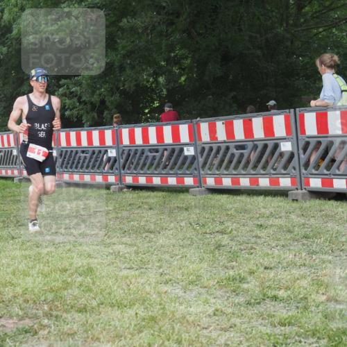 21.06.2025 - 27. Vierlanden-Triathlon KatJ http://msf.ph/oto/8005052 15.06.2025 12:58:24 Ziel 11, 736, 1034, 1035, 1036, 1037 meine-sportfotos.de