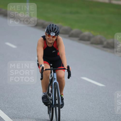 21.06.2025 - 27. Vierlanden-Triathlon H.Heesch http://msf.ph/oto/8005053 15.06.2025 12:56:42 Radfahren 903 meine-sportfotos.de