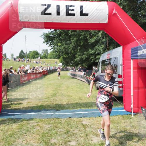 21.06.2025 - 27. Vierlanden-Triathlon MichiJ http://msf.ph/oto/8005054 15.06.2026 11:30:42 Ziel 608 meine-sportfotos.de
