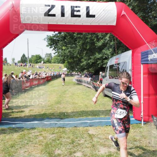 21.06.2025 - 27. Vierlanden-Triathlon MichiJ http://msf.ph/oto/8005061 15.06.2026 11:30:42 Ziel 608 meine-sportfotos.de