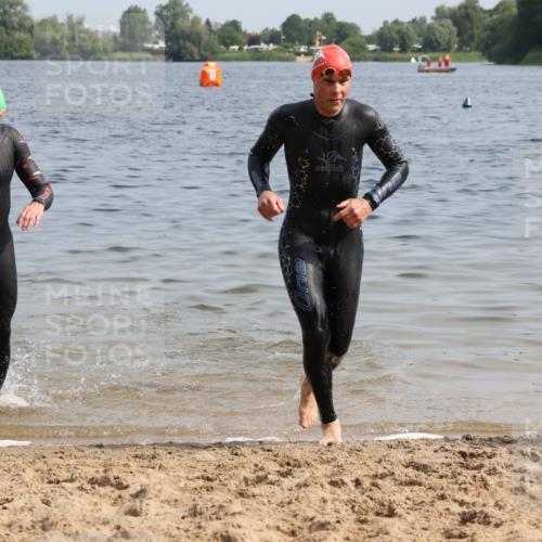 15.06.2025 - 27. Vierlanden-Triathlon Lena Gebhardt http://msf.ph/oto/8005073 15.06.2025 10:02:37 Schwimmen 397, 405 meine-sportfotos.de
