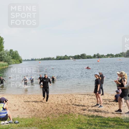 21.06.2025 - 27. Vierlanden-Triathlon MichiJ http://msf.ph/oto/8005094 15.06.2026 10:06:35 Schwimmen 394, 434, 440 meine-sportfotos.de