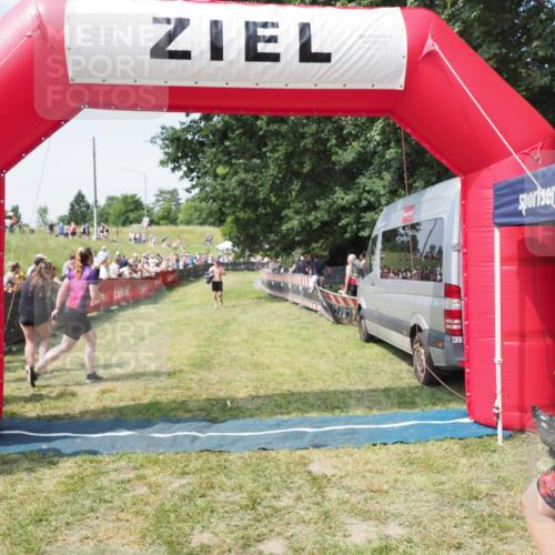 21.06.2025 - 27. Vierlanden-Triathlon MichiJ http://msf.ph/oto/8005106 15.06.2026 11:30:43 Ziel 608 meine-sportfotos.de