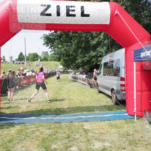 21.06.2025 - 27. Vierlanden-Triathlon MichiJ http://msf.ph/oto/8005111 15.06.2026 11:30:44 Ziel 608 meine-sportfotos.de