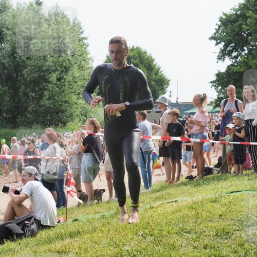 15.06.2025 - 27. Vierlanden-Triathlon KatJ http://msf.ph/oto/8005113 15.06.2025 10:04:03 Schwimmen 415, 427, 1398 meine-sportfotos.de
