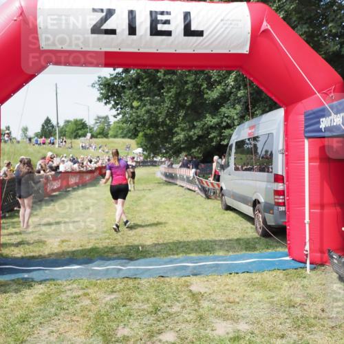21.06.2025 - 27. Vierlanden-Triathlon MichiJ http://msf.ph/oto/8005124 15.06.2026 11:30:44 Ziel 608 meine-sportfotos.de
