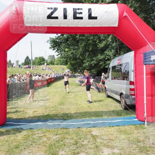 21.06.2025 - 27. Vierlanden-Triathlon MichiJ http://msf.ph/oto/8005128 15.06.2026 11:30:46 Ziel 608 meine-sportfotos.de