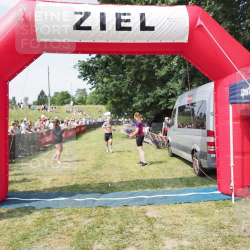 21.06.2025 - 27. Vierlanden-Triathlon MichiJ http://msf.ph/oto/8005146 15.06.2026 11:30:46 Ziel 608 meine-sportfotos.de