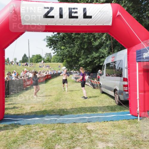 21.06.2025 - 27. Vierlanden-Triathlon MichiJ http://msf.ph/oto/8005151 15.06.2026 11:30:46 Ziel 608 meine-sportfotos.de