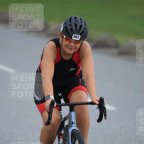 21.06.2025 - 27. Vierlanden-Triathlon H.Heesch http://msf.ph/oto/8005153 15.06.2025 12:56:43 Radfahren 903 meine-sportfotos.de