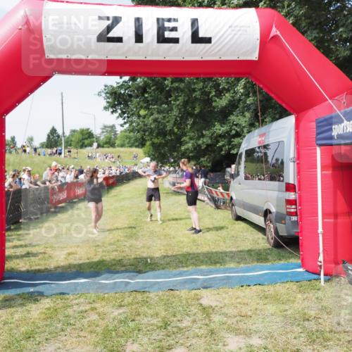 21.06.2025 - 27. Vierlanden-Triathlon MichiJ http://msf.ph/oto/8005166 15.06.2026 11:30:47 Ziel 608 meine-sportfotos.de