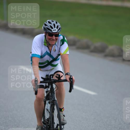 21.06.2025 - 27. Vierlanden-Triathlon H.Heesch http://msf.ph/oto/8005168 15.06.2025 12:56:55 Radfahren 806 meine-sportfotos.de