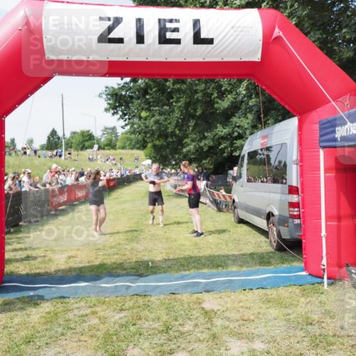 21.06.2025 - 27. Vierlanden-Triathlon MichiJ http://msf.ph/oto/8005169 15.06.2026 11:30:47 Ziel 608 meine-sportfotos.de