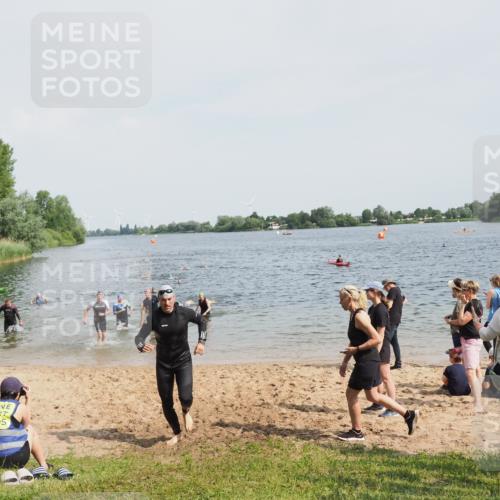 21.06.2025 - 27. Vierlanden-Triathlon MichiJ http://msf.ph/oto/8005173 15.06.2026 10:06:36 Schwimmen 394, 434, 440 meine-sportfotos.de