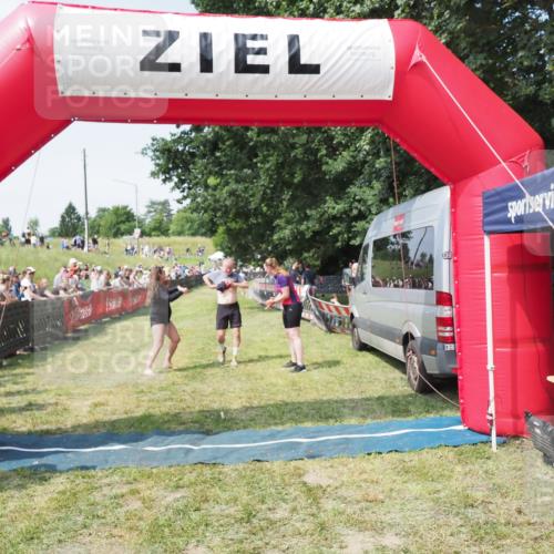 21.06.2025 - 27. Vierlanden-Triathlon MichiJ http://msf.ph/oto/8005186 15.06.2026 11:30:48 Ziel 608, 610 meine-sportfotos.de