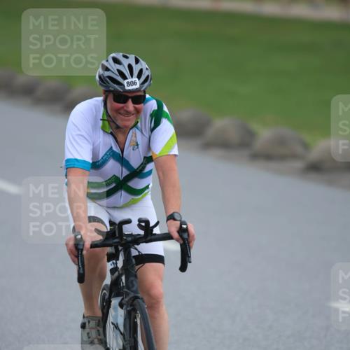 21.06.2025 - 27. Vierlanden-Triathlon H.Heesch http://msf.ph/oto/8005195 15.06.2025 12:56:55 Radfahren 806 meine-sportfotos.de
