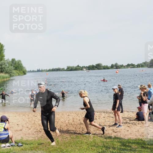 21.06.2025 - 27. Vierlanden-Triathlon MichiJ http://msf.ph/oto/8005196 15.06.2026 10:06:37 Schwimmen 386, 434, 440 meine-sportfotos.de