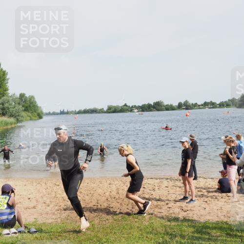 21.06.2025 - 27. Vierlanden-Triathlon MichiJ http://msf.ph/oto/8005204 15.06.2026 10:06:37 Schwimmen 386, 434, 440 meine-sportfotos.de
