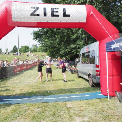 21.06.2025 - 27. Vierlanden-Triathlon MichiJ http://msf.ph/oto/8005213 15.06.2026 11:30:48 Ziel 608, 610 meine-sportfotos.de
