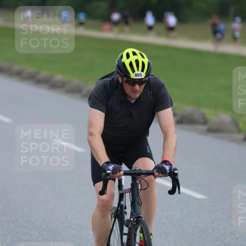 21.06.2025 - 27. Vierlanden-Triathlon H.Heesch http://msf.ph/oto/8005231 15.06.2025 12:57:06 Radfahren 955, 1142 meine-sportfotos.de