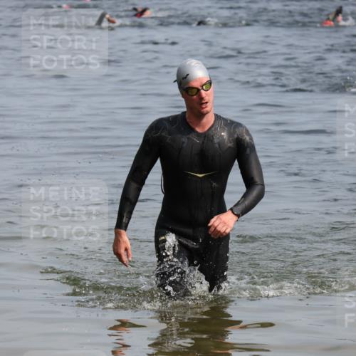 15.06.2025 - 27. Vierlanden-Triathlon Lena Gebhardt http://msf.ph/oto/8005235 15.06.2025 10:03:11 Schwimmen 406 meine-sportfotos.de