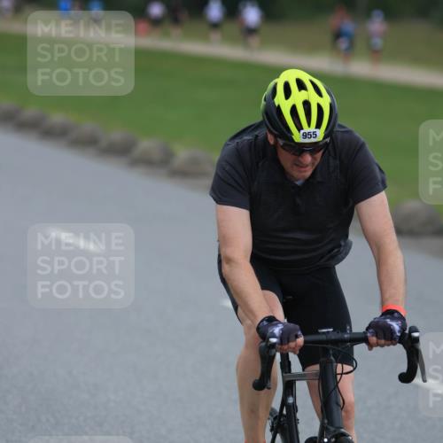 21.06.2025 - 27. Vierlanden-Triathlon H.Heesch http://msf.ph/oto/8005236 15.06.2025 12:57:07 Radfahren 955, 1142 meine-sportfotos.de