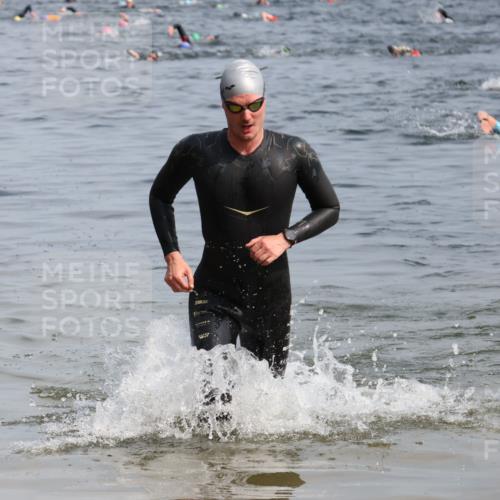15.06.2025 - 27. Vierlanden-Triathlon Lena Gebhardt http://msf.ph/oto/8005260 15.06.2025 10:03:12 Schwimmen 406 meine-sportfotos.de