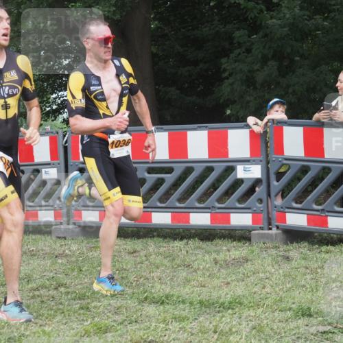 21.06.2025 - 27. Vierlanden-Triathlon KatJ http://msf.ph/oto/8005405 15.06.2025 12:58:30 Ziel 111, 736, 1036 meine-sportfotos.de