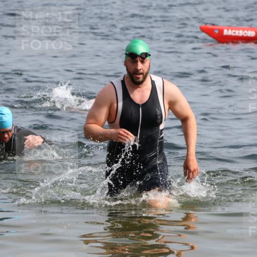 15.06.2025 - 27. Vierlanden-Triathlon Lena Gebhardt http://msf.ph/oto/8005472 15.06.2025 10:03:32 Schwimmen 377, 425, 432 meine-sportfotos.de
