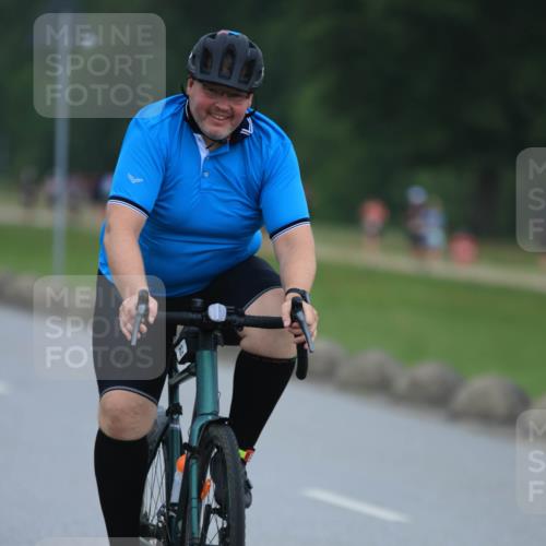 21.06.2025 - 27. Vierlanden-Triathlon H.Heesch http://msf.ph/oto/8005591 15.06.2025 13:07:45 Radfahren 812 meine-sportfotos.de