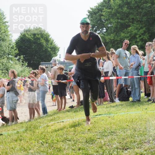 15.06.2025 - 27. Vierlanden-Triathlon KatJ http://msf.ph/oto/8005653 15.06.2025 10:04:37 Schwimmen 404, 452 meine-sportfotos.de